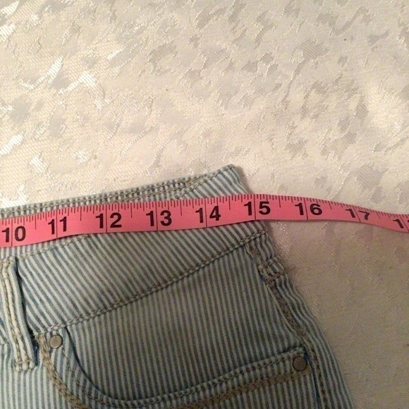 Levi’s Shorty Short - Picture 4 of 6